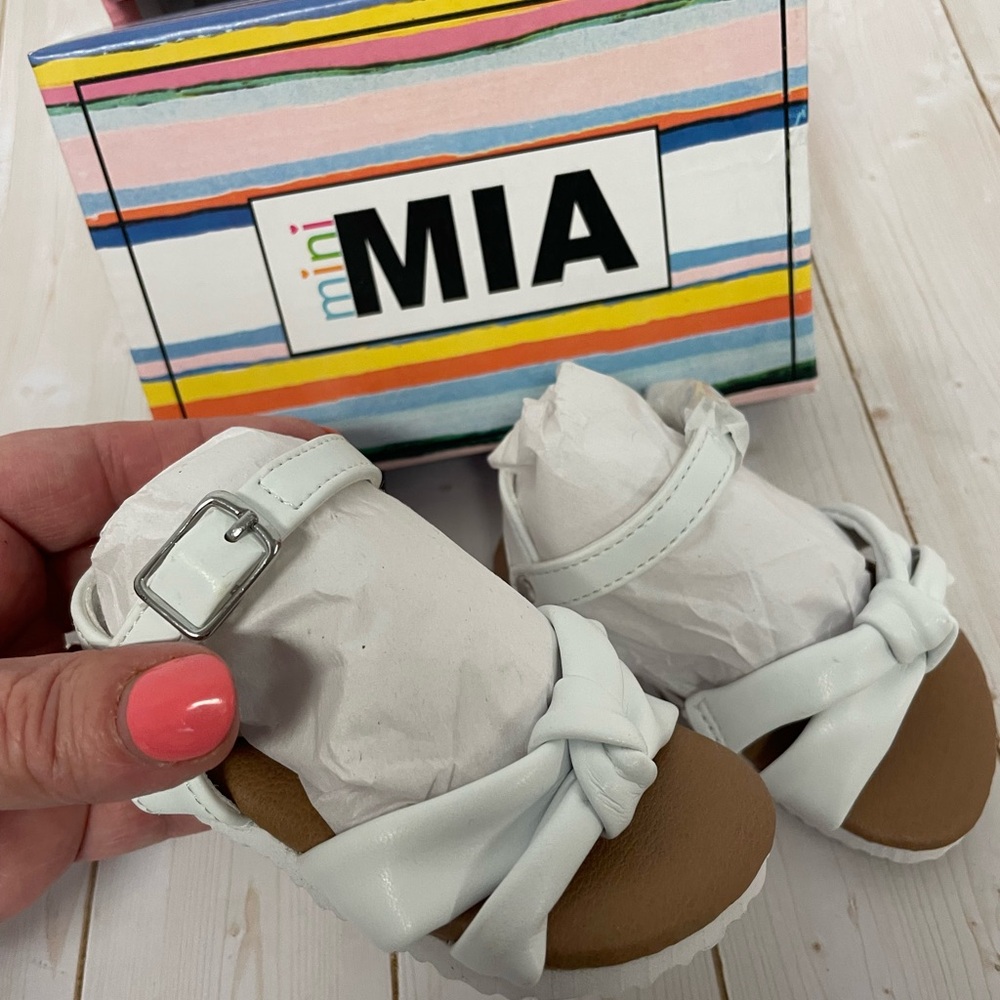 Mia Shoes White and Tan Slide Sandals with Twisted Design